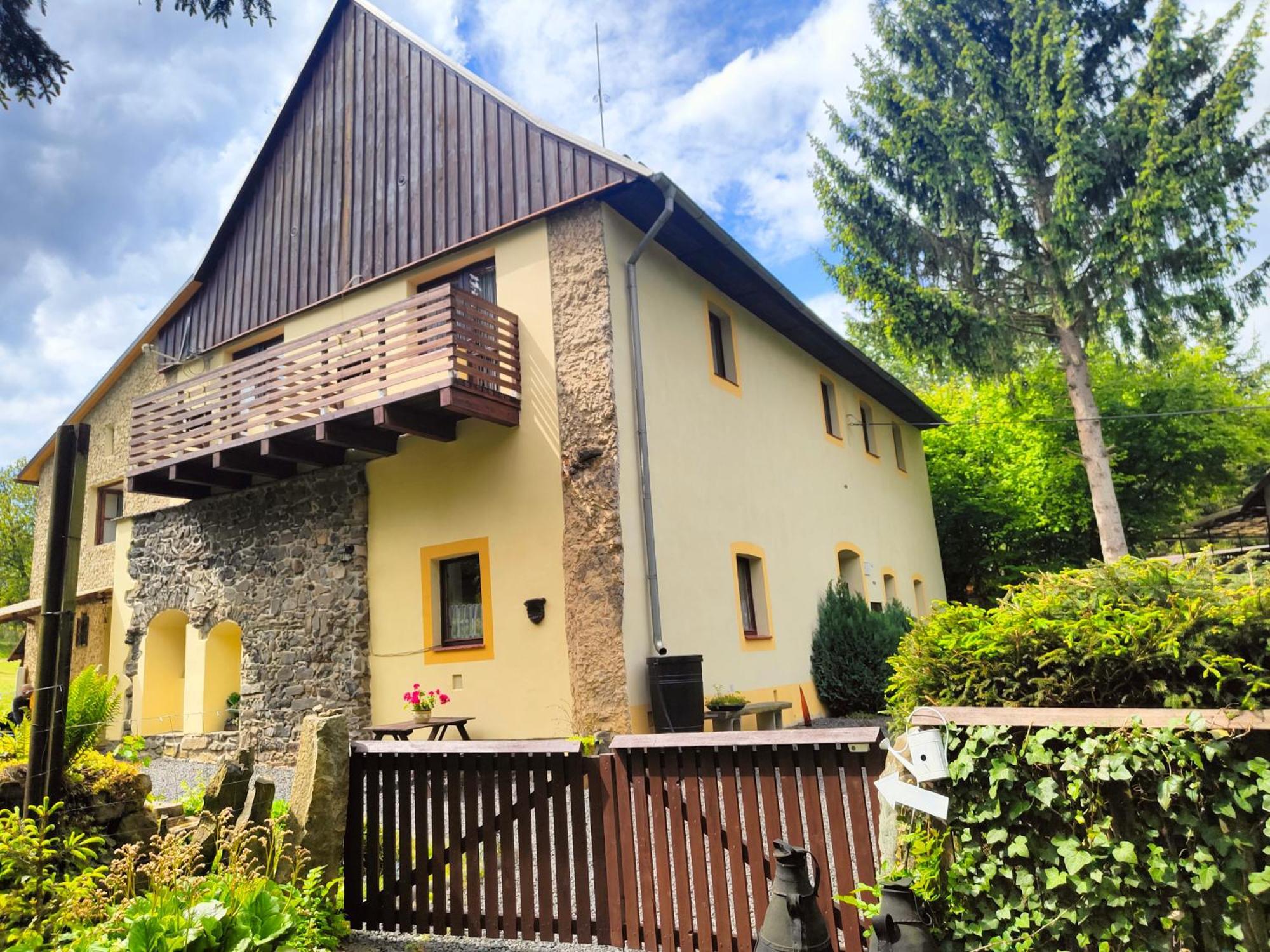 Bed And Breakfast Tvrz Velká Bukovina Exteriör bild